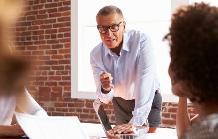 Das Buying Center im B2B-Vertrieb ist eine Chance. Wer die Rollen und Entscheidungsmechanismen kennt, kann seine Vertriebsstrategie anpassen und im B2B-Vertrieb erfolgreich sein.