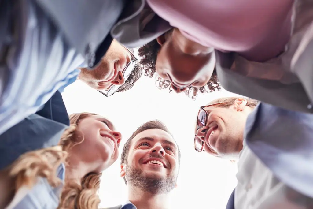 Beim agilen Arbeiten formen sich Teams aus Mitarbeitern verschiedener Abteilungen
