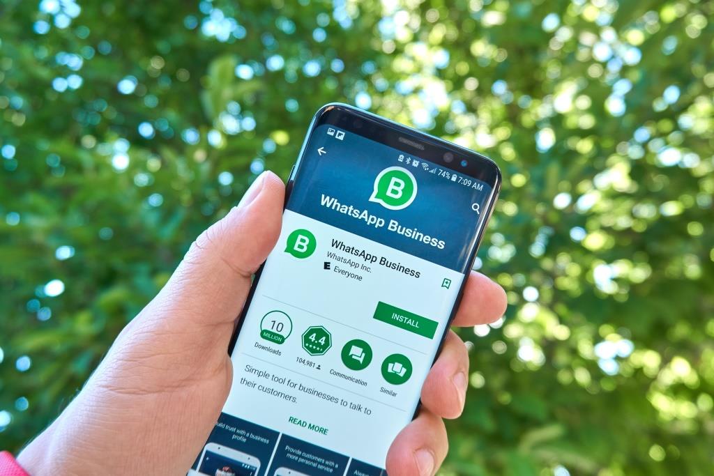 WhatsApp Business erleichtert die Kommunikation mit Kunden im Vertrieb und bietet viele Zusatzfunktionen.