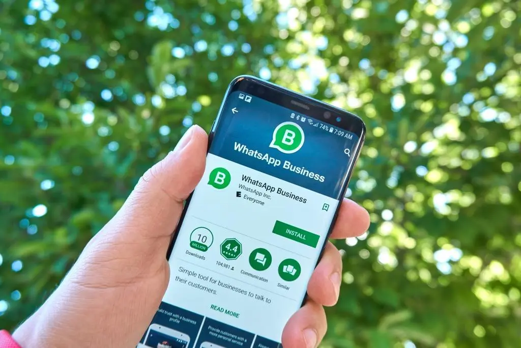 WhatsApp Business erleichtert die Kommunikation mit Kunden im Vertrieb und bietet viele Zusatzfunktionen.