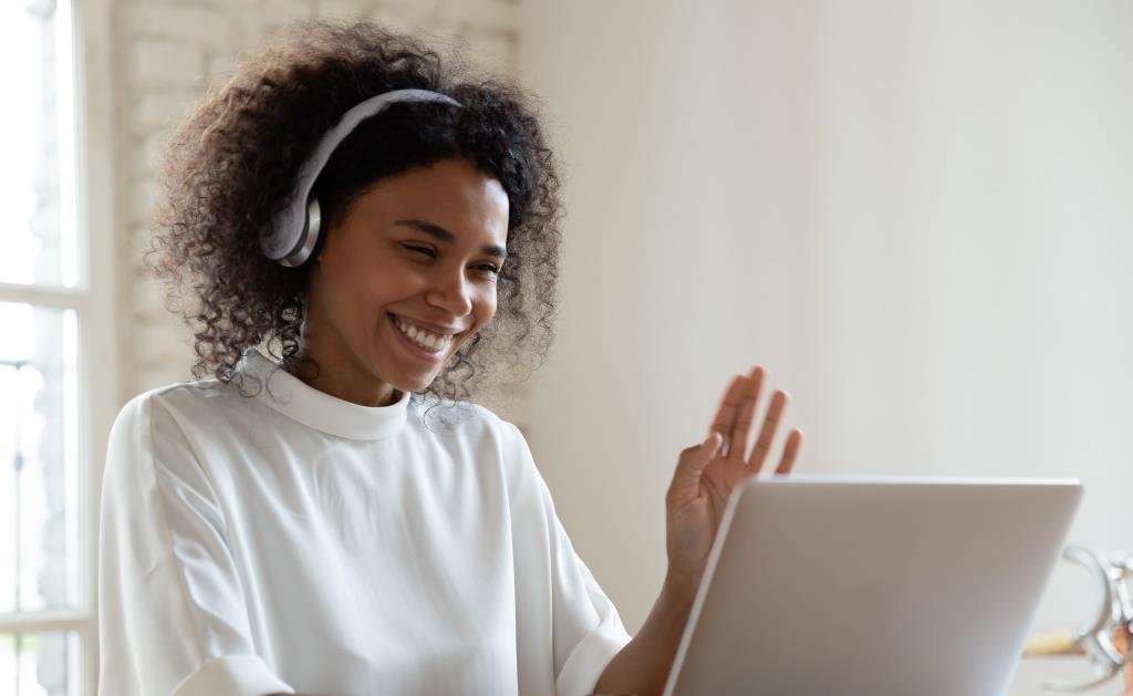 Im Webmeeting zählen echtes Interesse am Gesprächspartner, aktives, wertschätzendes Zuhören und ebensolche Antworten.