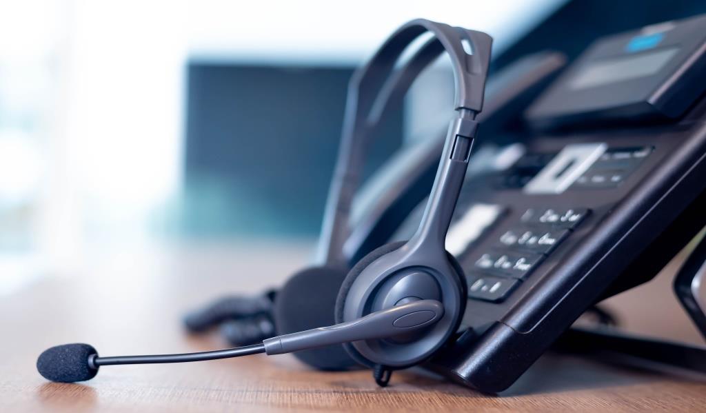 Wenn Sie über eine Telefonanlage telefonieren, kann diese mit dem CRM verbunden werden. Der Vorteil: Es reicht, die im System gespeicherte Telefonnummer zu klicken, um sie zu wählen.