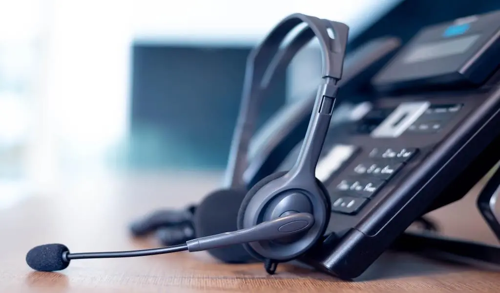 Wenn Sie über eine Telefonanlage telefonieren, kann diese mit dem CRM verbunden werden. Der Vorteil: Es reicht, die im System gespeicherte Telefonnummer zu klicken, um sie zu wählen.