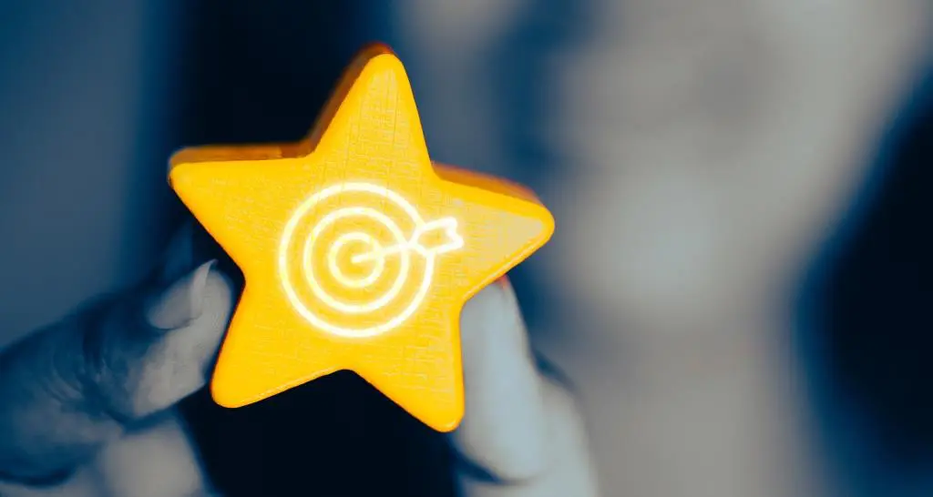 Wie sollten Unternehmen ihre Kunden für Weiterempfehlungen belohnen: Unabhängig oder gekoppelt an bestimmte Bedingungen?