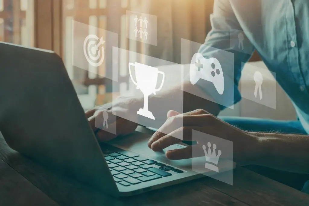 Gamification: Mit Chatbot und digitalen Produkttrainings können sich Vertriebsmitarbeitende weiterbilden.