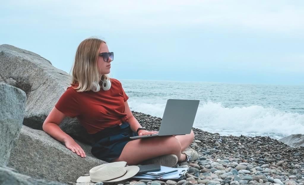 Laut mehreren Umfragen wollen vor allem jüngere Arbeitnehmer ihre Homeoffice-Erfahrungen ins Ausland übertragen. Was ist dran an Workation und kann das funktionieren?