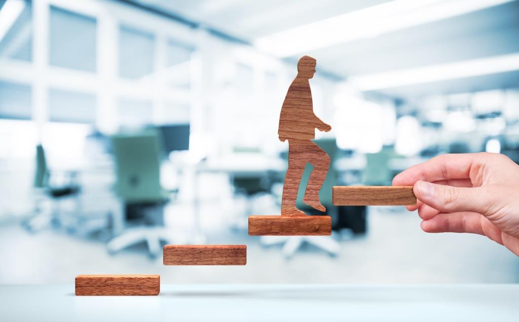 Problemlöse- und Umsetzungskompetenzen bei Vertriebsmitarbeitern zu entwickeln, ist eine der größten Herausforderungen für Vertriebsorganisationen. Doch es lohnt sich.