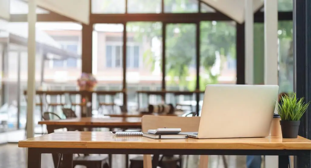 Wer sich entschließt, mal was Neues auszuprobieren lässt sich auf ein Abenteuer ein. Nicht etwa, weil Coworking-Plätze chaotisch wären, sondern, weil fremde Menschen in neuer Umgebung warten.
