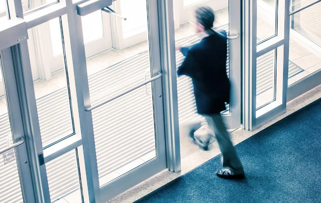 Erfolgreiche Mitarbeitende wandern deutlich seltener ab als weniger erfolgreiche – besonders, wenn sie ihren Erfolg mit der Führungskraft in Verbindung bringen.