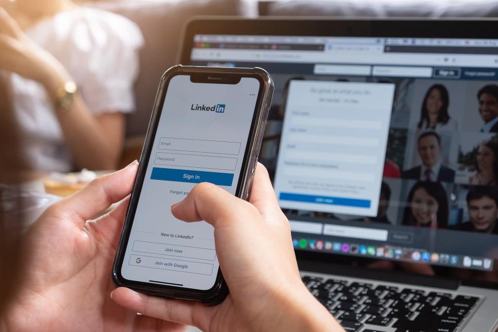 Auch wenn Du für den Erfolg im Social Selling Ausdauer und etwas Feingefühl benötigst, hilft es, langfristige und vertrauensvolle Beziehungen zu Leads aufzubauen und diese in Kunden umzuwandeln.
