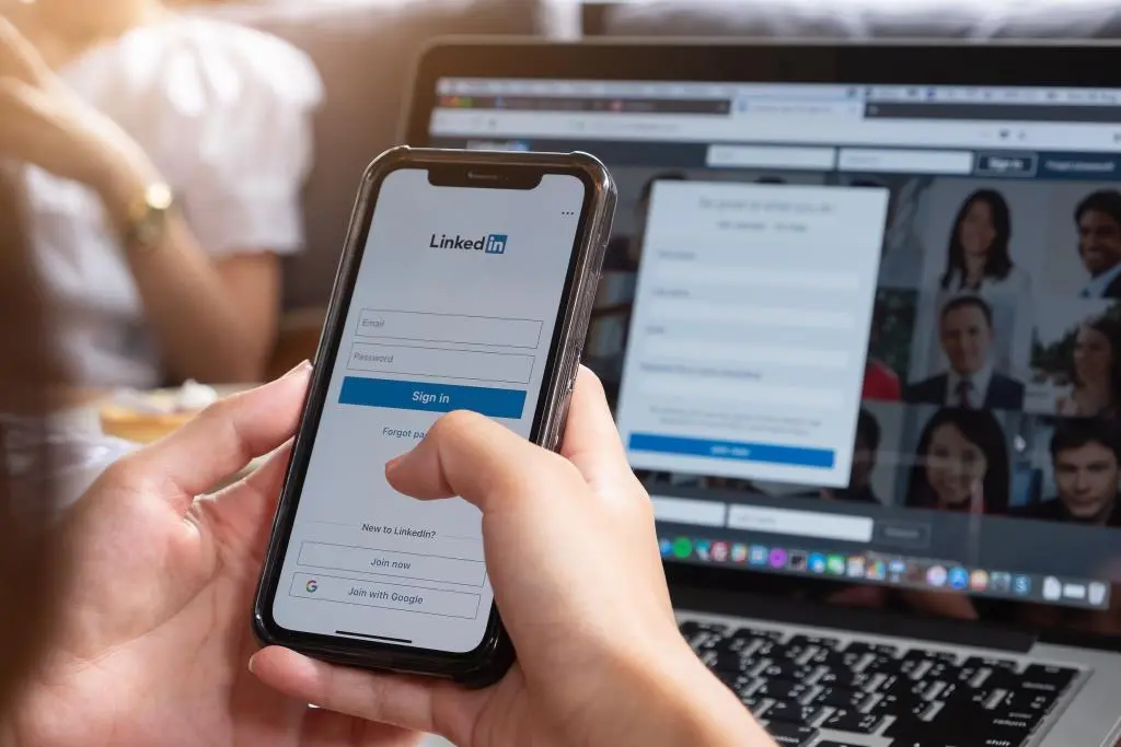 Auch wenn Du für den Erfolg im Social Selling Ausdauer und etwas Feingefühl benötigst, hilft es, langfristige und vertrauensvolle Beziehungen zu Leads aufzubauen und diese in Kunden umzuwandeln.