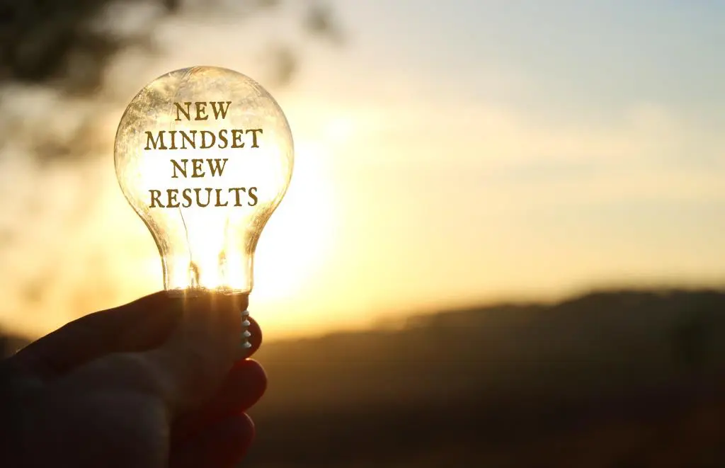 Bei Veränderungsprozessen spielt die Kunst des „Verlernens“ eine große Rolle. Dabei geht es darum, die veralteten Verhaltensweisen abzulegen und mit einem neuen Mindset neue Prozesse anzustoßen.