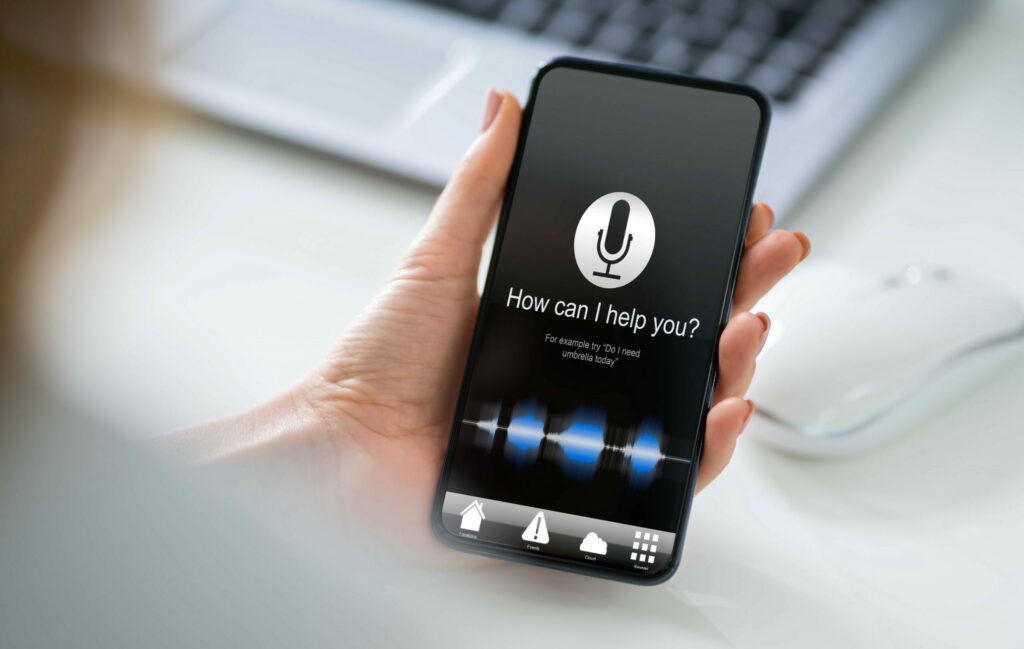 Im Gegensatz zu herkömmlichen Chatbots sind KI-Chatbots in der Lage, natürliche Sprache zu verstehen und komplexe Unterhaltungen zu führen: individuelle Bedürfnisse erkennen, Ratschläge geben und Fragen beantworten.