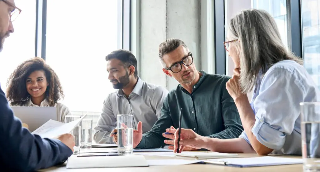 Zu lange, zu oft, zu viele Leute? Wer will, dass Vertriebsmeetings die Arbeitseffizienz steigern statt sie zu bremsen, sollte klare Regeln aufstellen – und umsetzen.