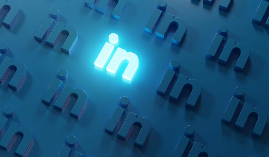 Der Sales Navigator ist eine große Unterstützung für Social Selling über LinkedIn. Dieses Tool kann Social Selling zu einer attraktiven Alternative zur Kaltakquise für sehr viele Unternehmen machen.