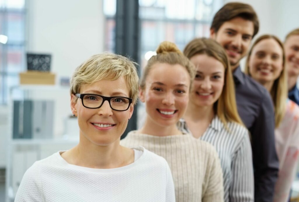 Aktivieren Sie die Widerstandskräfte Ihres Teams, indem Sie das folgende Handlungsmotto diskutieren und nutzen: Wir können zwar nicht immer beeinflussen, was um uns herum passiert. Aber wir können stets beeinflussen, wie wir damit umgehen!