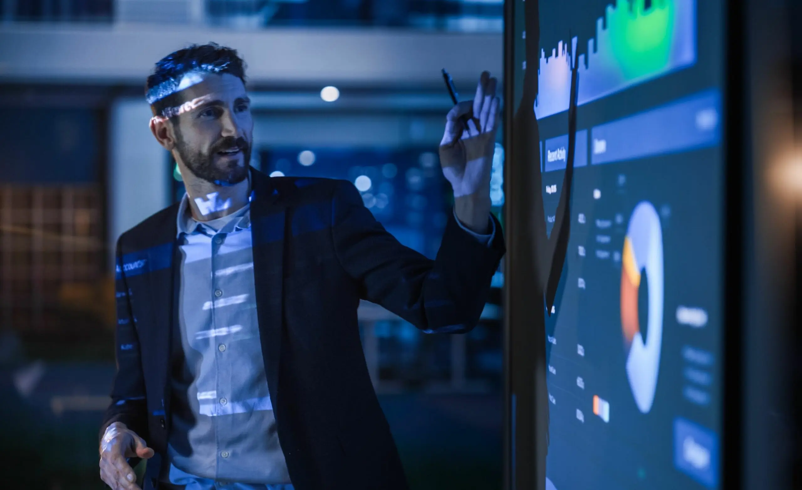Um den Erfolg neuer digitaler Tools wie sales enablement software zu maximieren, muss man die Akzeptanzbarrieren verstehen und die Kluft zwischen den Generationen durch personalisierte Schulungen überbrücken.