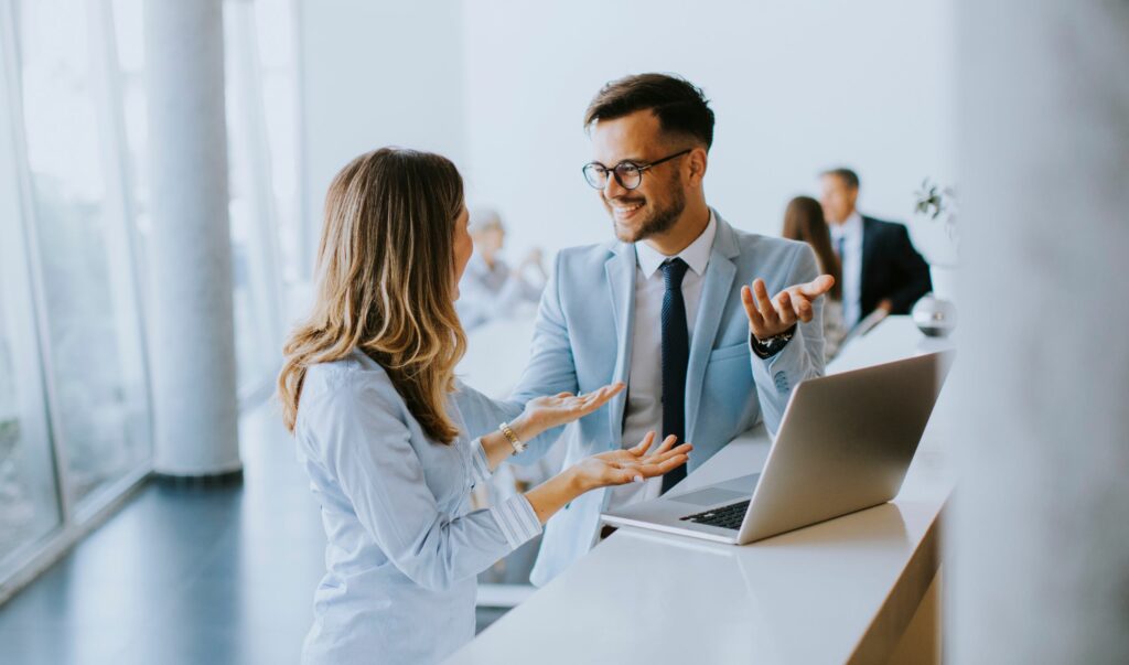 Die Unterstützung durch Digital Sales Tools macht den Vertriebsmitarbeitenden nicht überflüssig. Im Gegenteil, er kann seine Zeit gezielter für seine Wunschkunden nutzen.