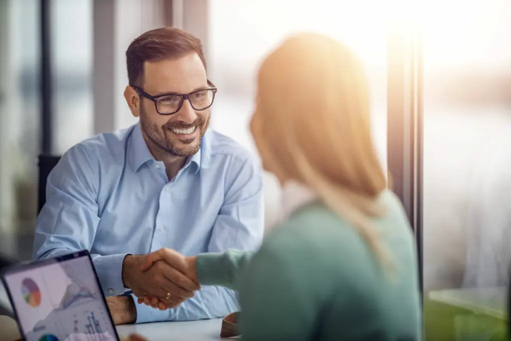 Die vielfältigen Eindrücke und Erfahrungen im Vertrieb sind inspirierend und persönlichkeitsprägend: Ein Job in diesem Bereich ist wie eine “Lebensschule".