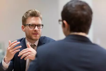 Sie wollen eine faire Einigung bei der Preisverhandlung mit Ihren Kunden im B2B-Vertrieb erzielen? Gut vorbereitet halten Sie dem Druck stand!