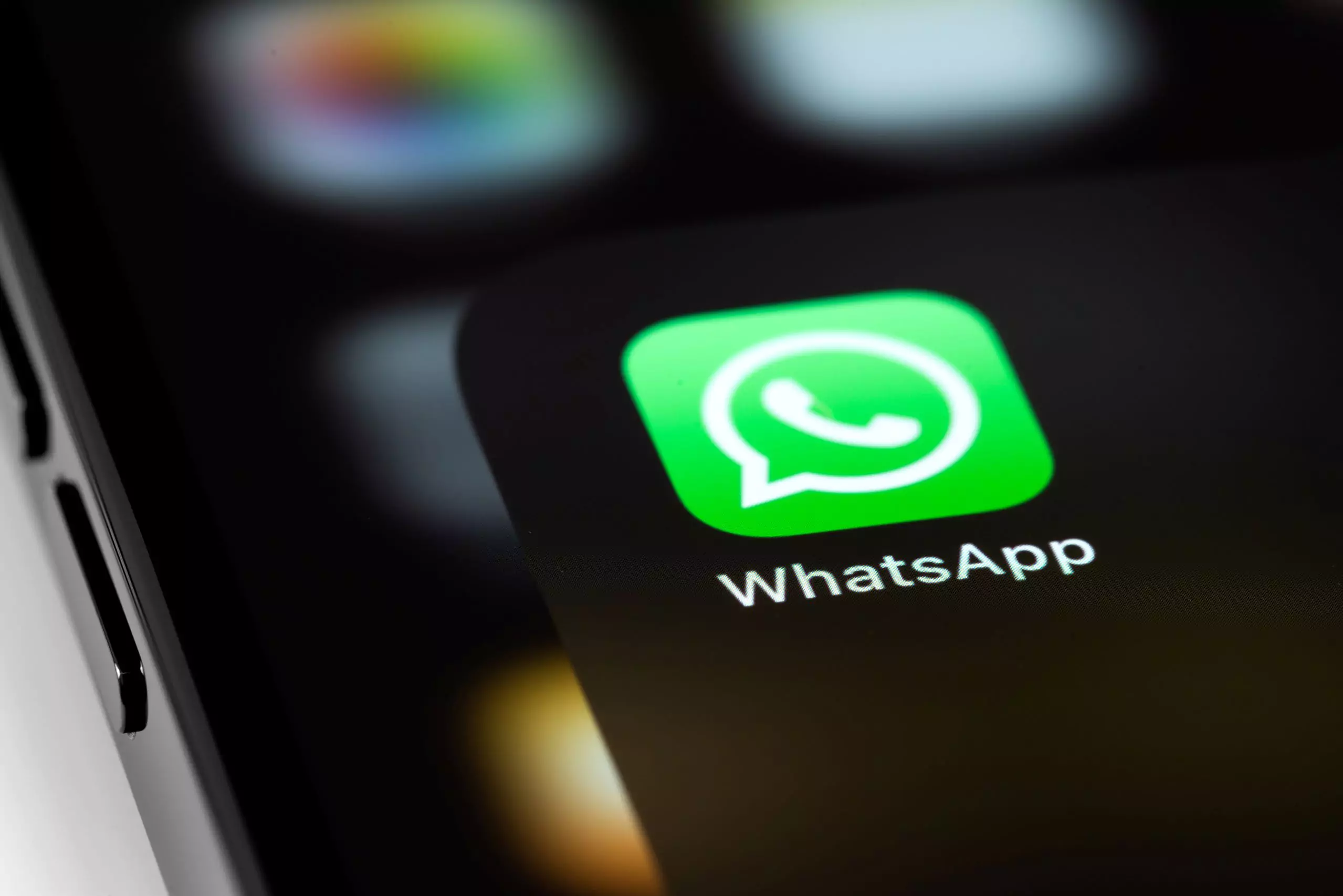 Mit WhatsApp als Kanal lässt sich die Reaktionsgeschwindigkeit erhöhen. Im Zentrum der KI-gestützten WhatsApp-Kommunikation stehen Chatbots, die auf vordefinierte Anfragen sofort reagieren können.