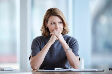 Emotionen sind in Verhandlungen entweder ein Hindernis oder ein Vorteil. Wer sie bewusst steuert und gezielt einsetzt, kann Verhandlungen aktiv beeinflussen und bessere Ergebnisse erzielen.