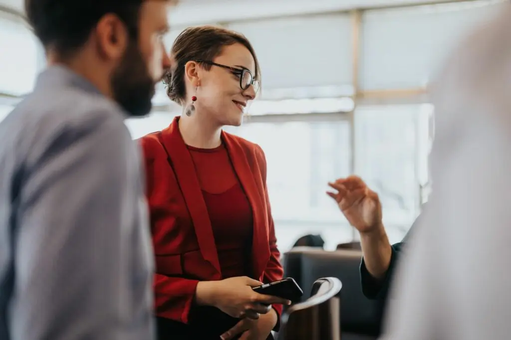 Eine positive Unternehmenskultur ist ein zentraler Erfolgsfaktor für den Vertrieb. Sie motiviert die Beschäftigten, stärkt die Kundenorientierung und schafft ein Umfeld, in dem Verkaufserfolge langfristig gesichert werden.
