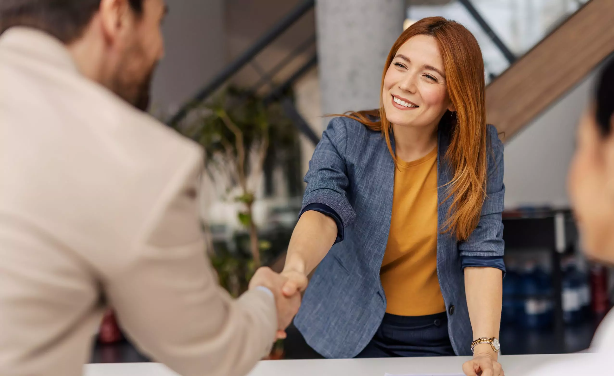 Kundenbindung stärken trotz Wechsel des Ansprechpartners: Es ist entscheidend, wie Du im B2B-Vertrieb Vertrauen sicherst und Kundenbeziehungen stabil hältst – auch in Umbruchphasen.