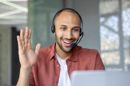 Immer wieder gilt der Telefonverkauf als Auslaufmodell. Aber ohne geht es doch nicht. Weil persönliche Gespräche Nähe schaffen, wo Automatisierung an Grenzen stößt.